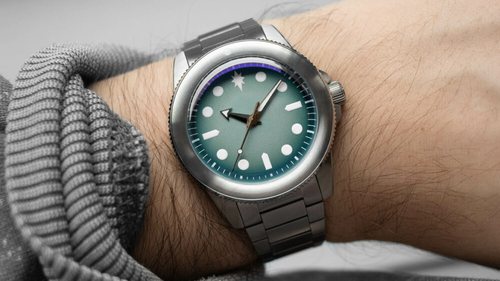 The Héron Marinor Ghost is an anonymous spectre for the wrist